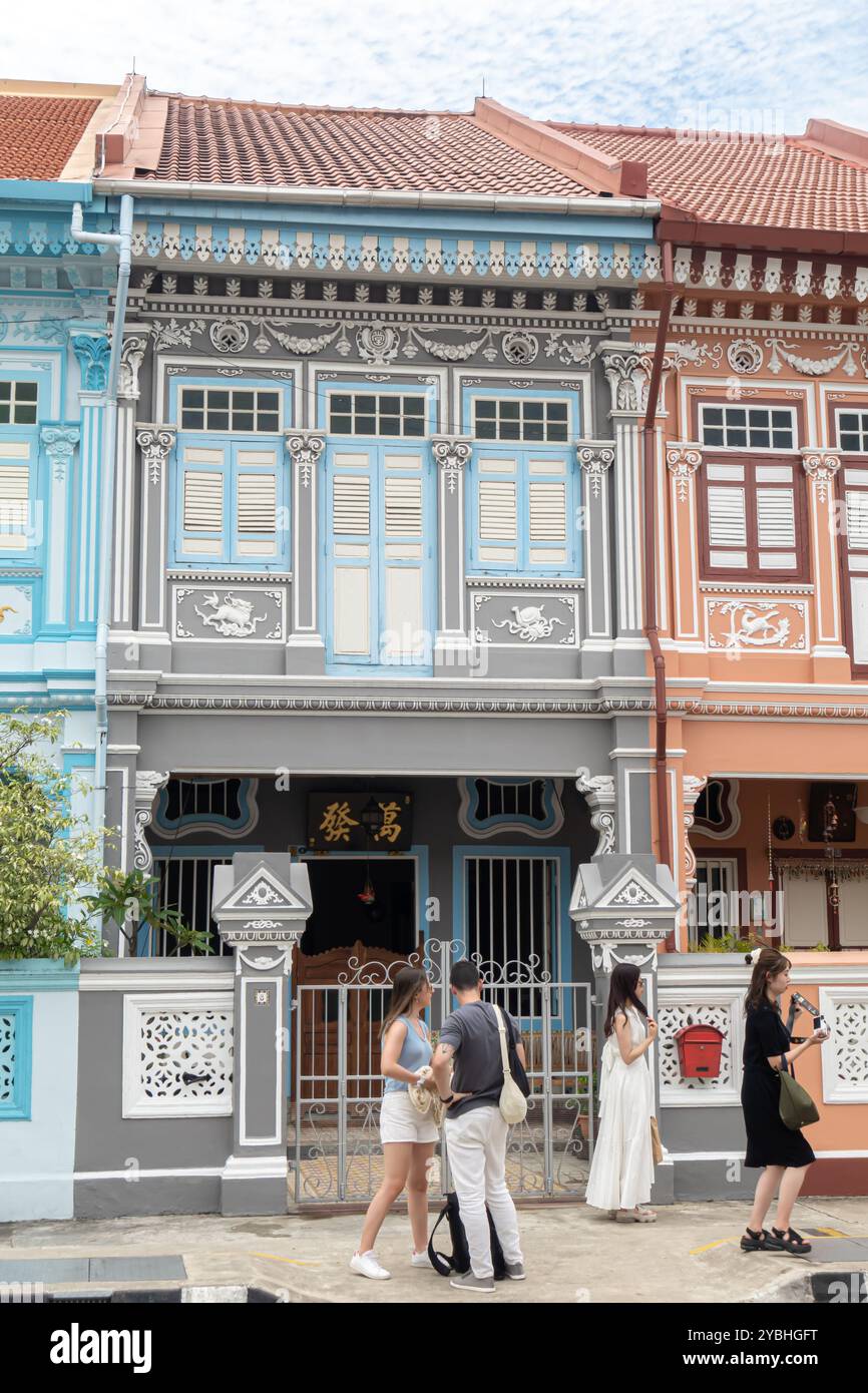 Touristes aux maisons Peranakan à Singapour, Katong-Joo Chiat, Koon Seng Road, Banque D'Images