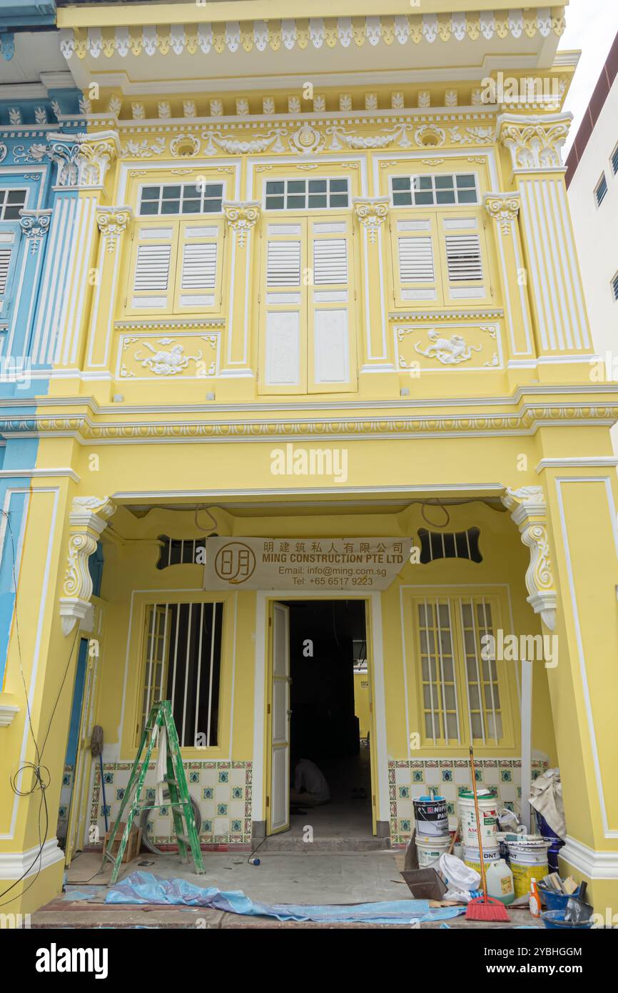 Travaux de rénovation, peinture à la porte des maisons Peranakan à Singapour, Katong-Joo Chiat, Koon Seng Road, Banque D'Images