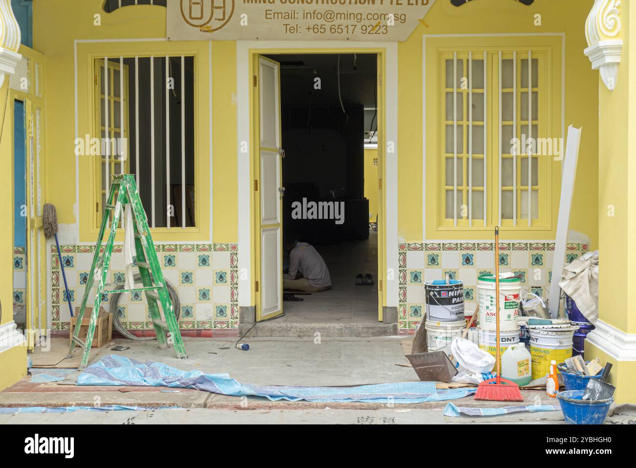 Travaux de rénovation, peinture à la porte des maisons Peranakan à Singapour, Katong-Joo Chiat, Koon Seng Road, Banque D'Images