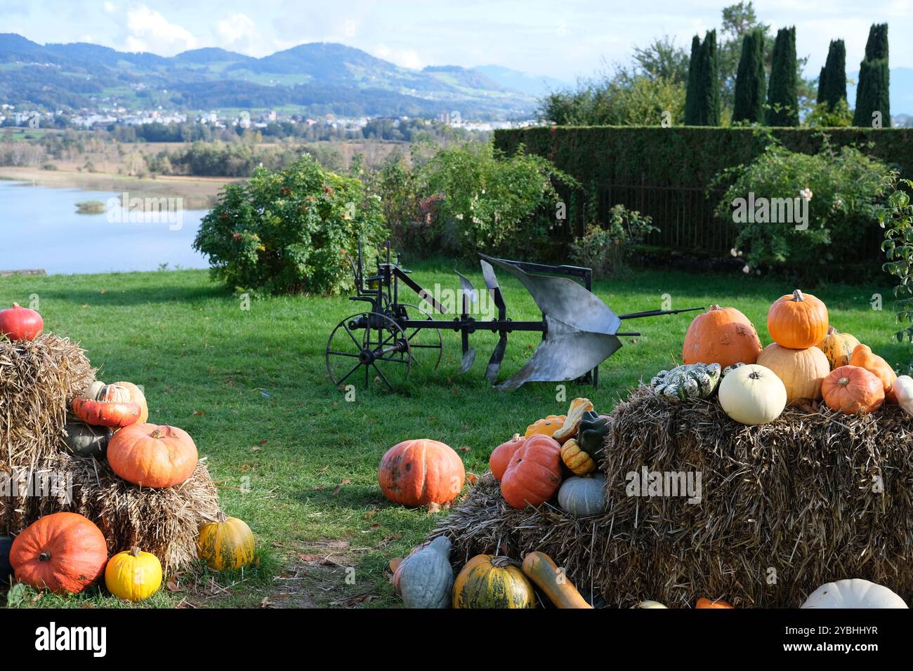 Arrangement décoratif de citrouilles et de matériel agricole au Festival annuel d'art et de sculpture de squash à Juckerhof, Suisse Banque D'Images