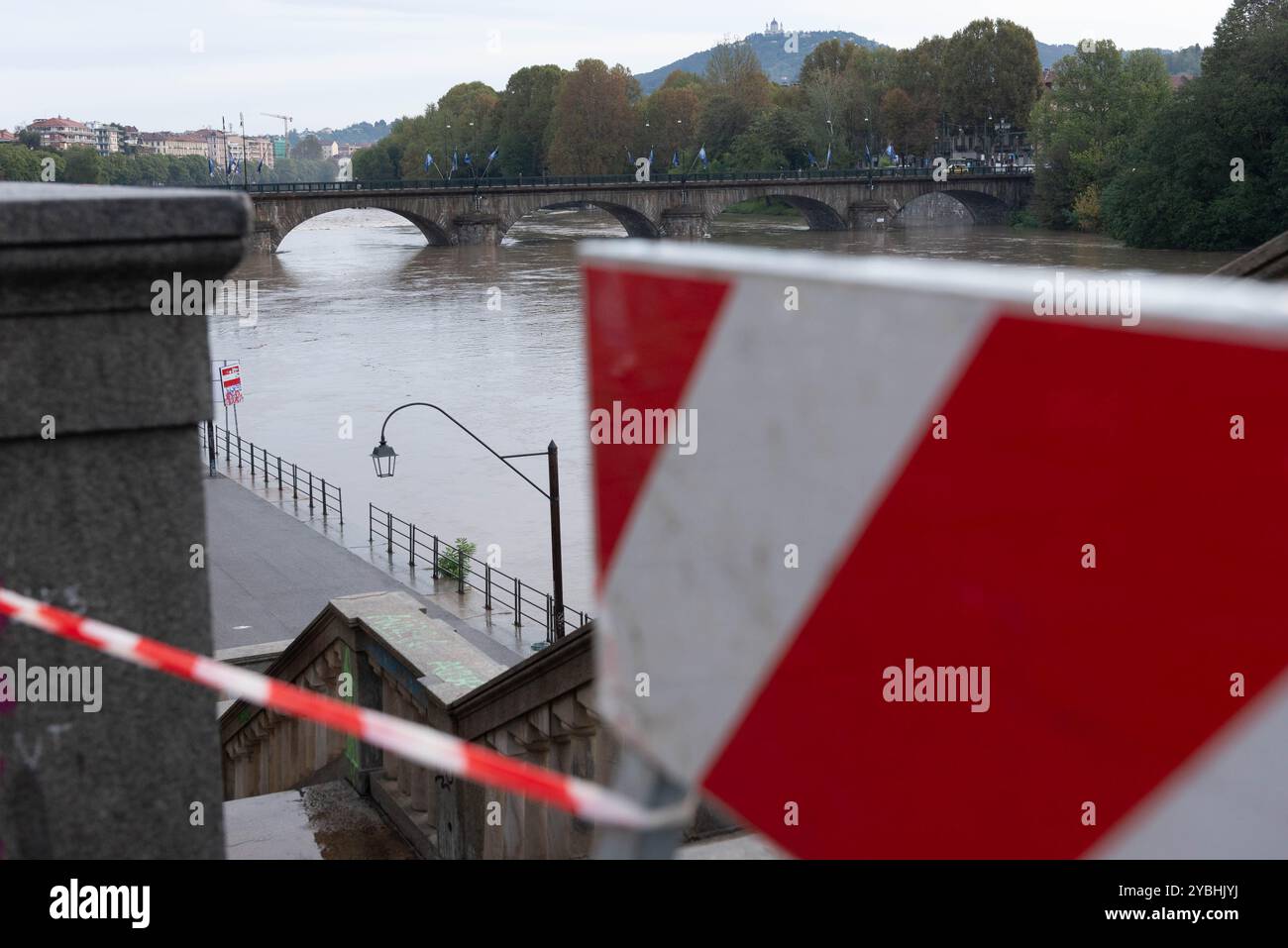 Torino, Italie. 19 octobre 2024. Esondazione del fiume po presso i Murazzi di Torino, Italie. - Cronaca - Sabato 19 ottobre 2024 - (photo Matteo SECCI/LaPresse) crue du po à Murazzi à Turin, Italie - Actualités - samedi 19 octobre 2024 - (photo Matteo SECCI/LaPresse) crédit : LaPresse/Alamy Live News Banque D'Images