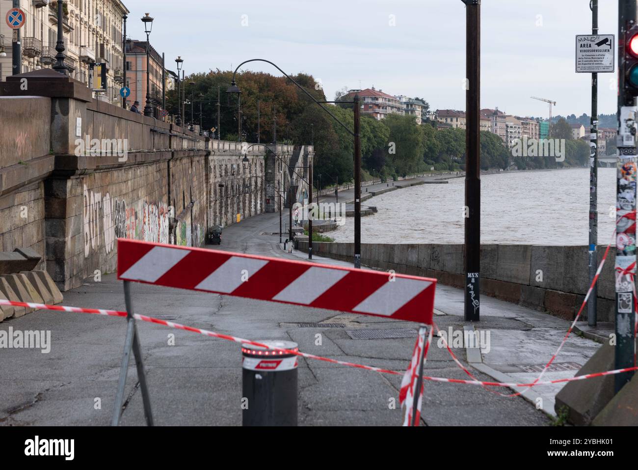 Torino, Italie. 19 octobre 2024. Esondazione del fiume po presso i Murazzi di Torino, Italie. - Cronaca - Sabato 19 ottobre 2024 - (photo Matteo SECCI/LaPresse) crue du po à Murazzi à Turin, Italie - Actualités - samedi 19 octobre 2024 - (photo Matteo SECCI/LaPresse) crédit : LaPresse/Alamy Live News Banque D'Images