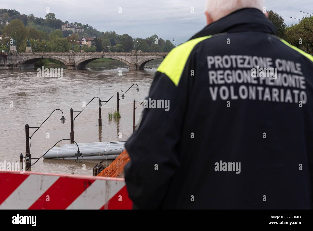 Torino, Italie. 19 octobre 2024. Esondazione del fiume po presso i Murazzi di Torino, Italie. - Cronaca - Sabato 19 ottobre 2024 - (photo Matteo SECCI/LaPresse) crue du po à Murazzi à Turin, Italie - Actualités - samedi 19 octobre 2024 - (photo Matteo SECCI/LaPresse) crédit : LaPresse/Alamy Live News Banque D'Images
