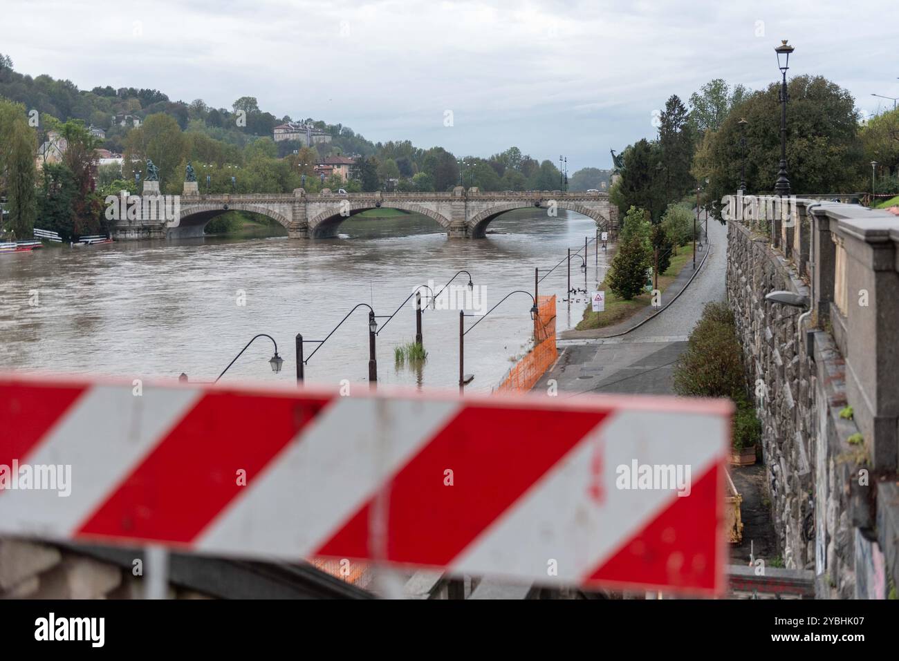 Torino, Italie. 19 octobre 2024. Esondazione del fiume po presso i Murazzi di Torino, Italie. - Cronaca - Sabato 19 ottobre 2024 - (photo Matteo SECCI/LaPresse) crue du po à Murazzi à Turin, Italie - Actualités - samedi 19 octobre 2024 - (photo Matteo SECCI/LaPresse) crédit : LaPresse/Alamy Live News Banque D'Images