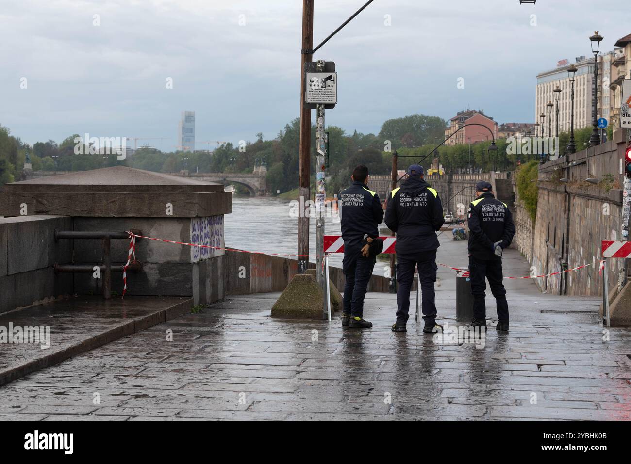 Torino, Italie. 19 octobre 2024. Esondazione del fiume po presso i Murazzi di Torino, Italie. - Cronaca - Sabato 19 ottobre 2024 - (photo Matteo SECCI/LaPresse) crue du po à Murazzi à Turin, Italie - Actualités - samedi 19 octobre 2024 - (photo Matteo SECCI/LaPresse) crédit : LaPresse/Alamy Live News Banque D'Images