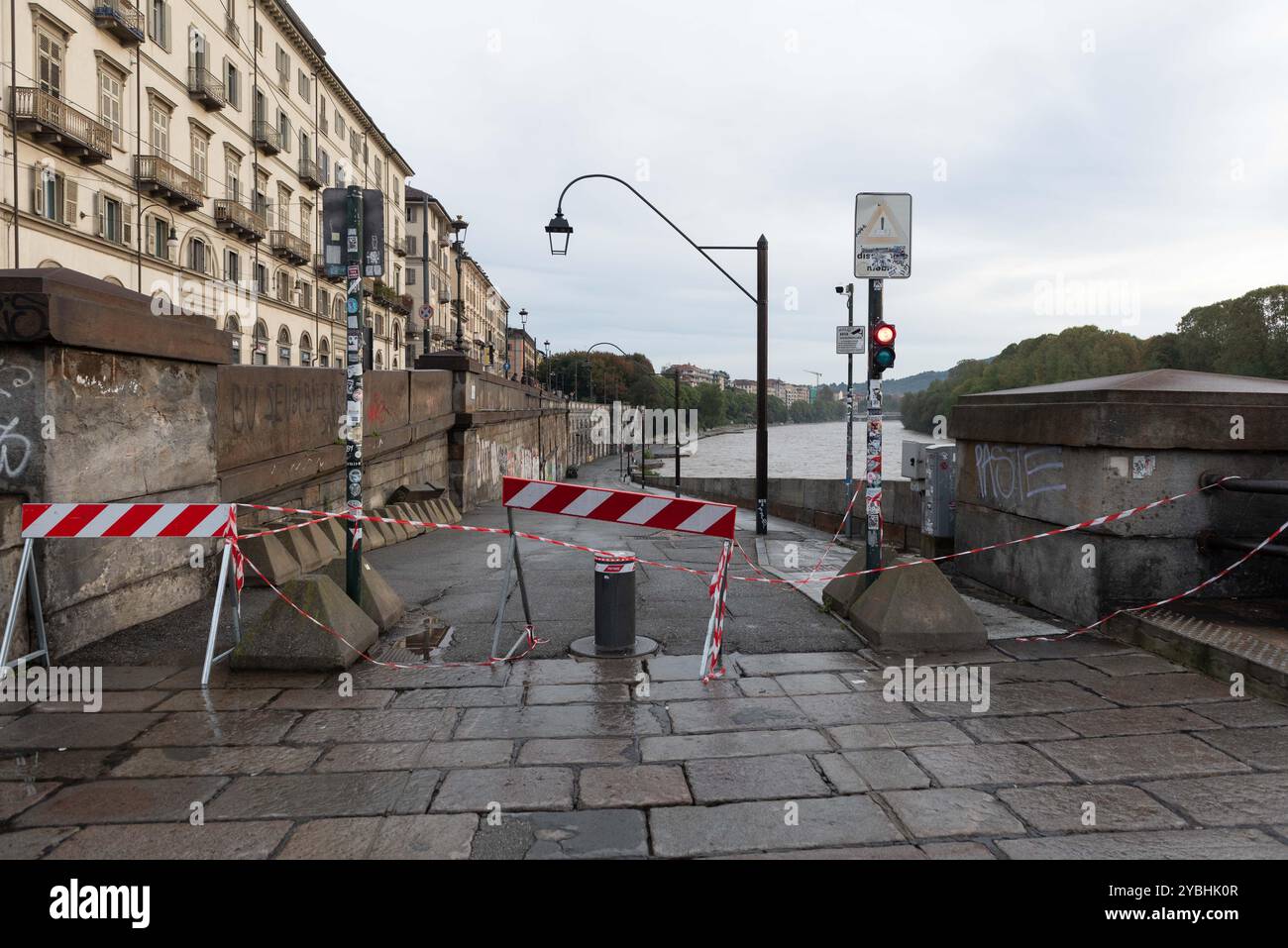 Torino, Italie. 19 octobre 2024. Esondazione del fiume po presso i Murazzi di Torino, Italie. - Cronaca - Sabato 19 ottobre 2024 - (photo Matteo SECCI/LaPresse) crue du po à Murazzi à Turin, Italie - Actualités - samedi 19 octobre 2024 - (photo Matteo SECCI/LaPresse) crédit : LaPresse/Alamy Live News Banque D'Images