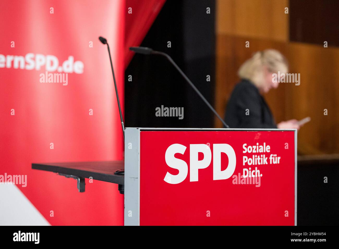 Schweinfurt, Allemagne. 19 octobre 2024. Le logo SPD est sur le pupitre. La petite conférence du parti d'État du SPD bavarois a lieu ce week-end. Crédit : Daniel Vogl/dpa/Alamy Live News Banque D'Images