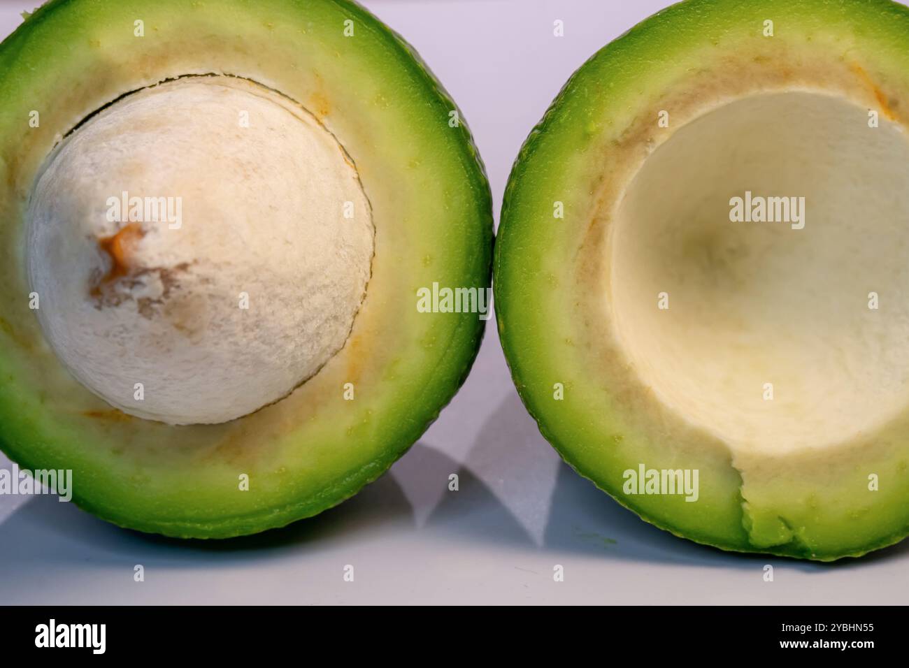 Avocat frais avec moitié coupé de près Banque D'Images