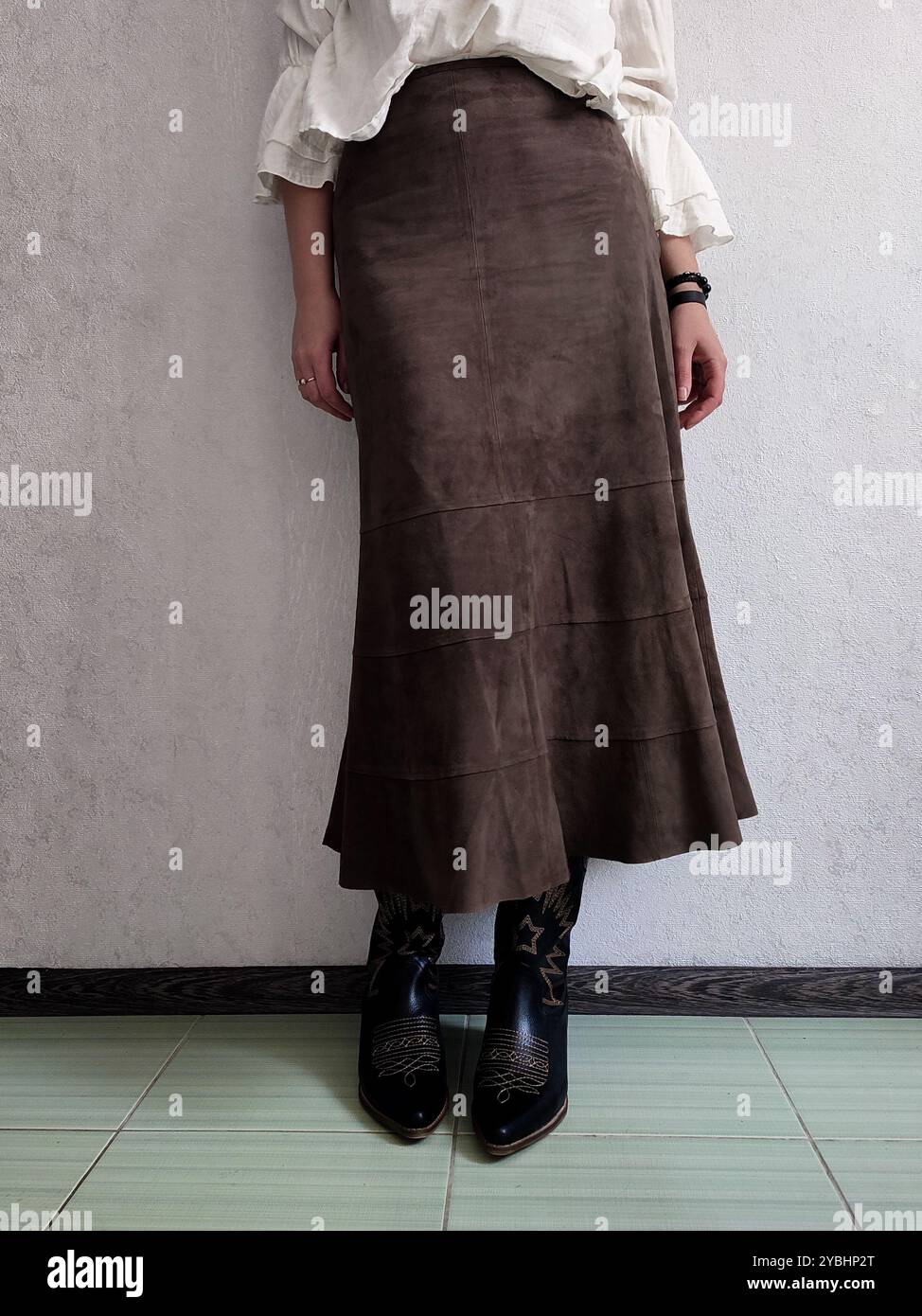 Tenue rétro, jupe en cuir de daim fin authentique Vintage, bottes cosaques de cowboy, Blouse bohème blanche, vue avant, Détails de la tenue, femme anonyme, Brown A Line Boho Patchwork jupe midi, jupe café Banque D'Images