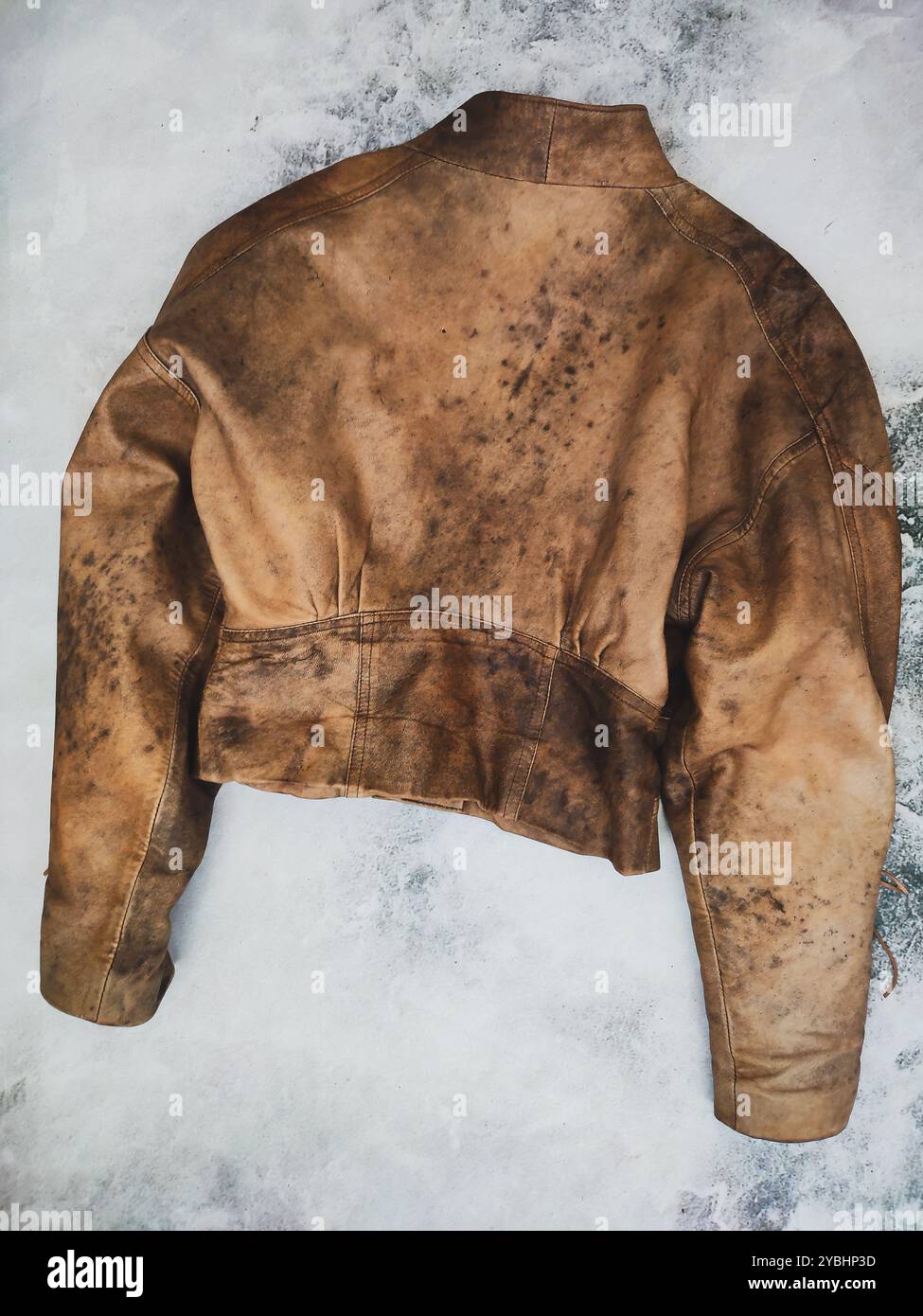 Veste en cuir marron vintage, veste grunge court vieilli, boléro en cuir, veste en cuir à lacets 80s 90s, vêtements vintage pour femme, vêtements de style rétro - Image de stock capturée avec un smartphone