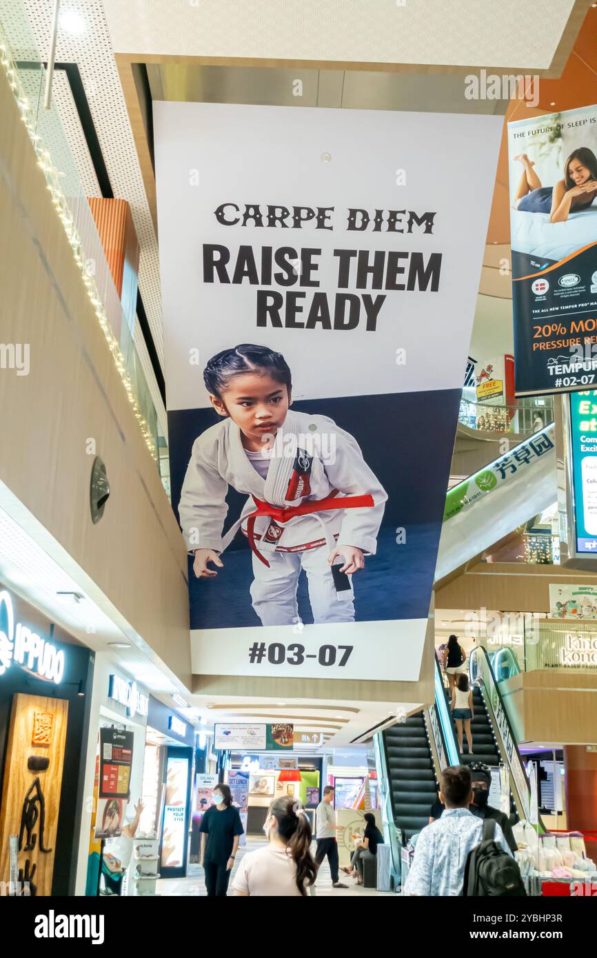 Affiche « Raise Them Ready » montrant une fille en kimono approuvant les arts martiaux pour les enfants, i12 Katong Shopping Mall Singapour, Asie Banque D'Images