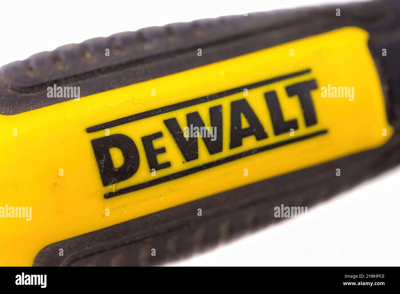 Toronto, Canada - 5 octobre 2024 : poignée d'un tournevis DeWalt. Banque D'Images