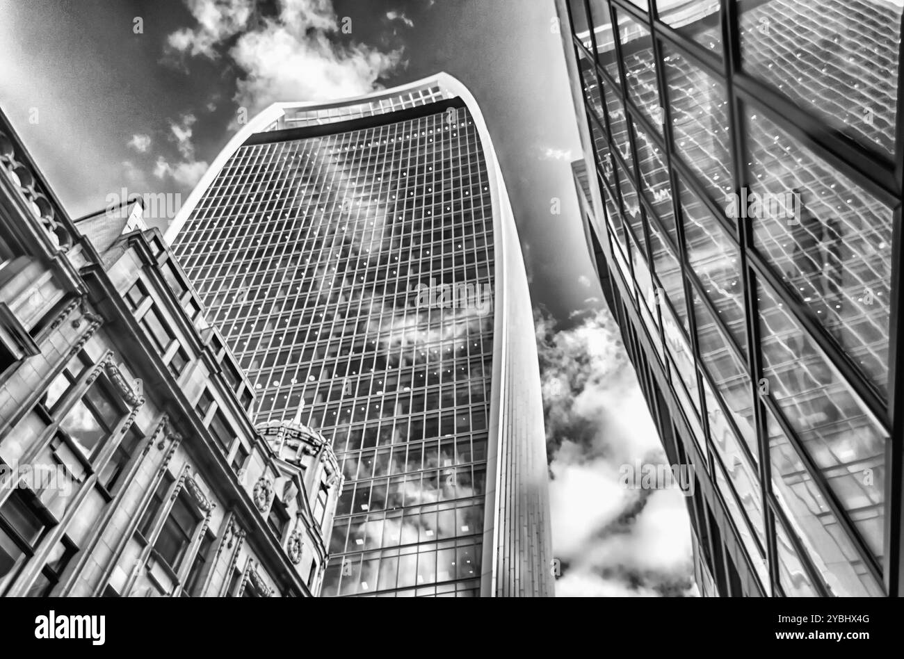 LONDRES - MAI 29 : le 20 Fenchurch Street aka Walkie Talkie Building à Londres, 29 mai 2015. Le gratte-ciel est le cinquième plus haut bâtiment de la ville Banque D'Images