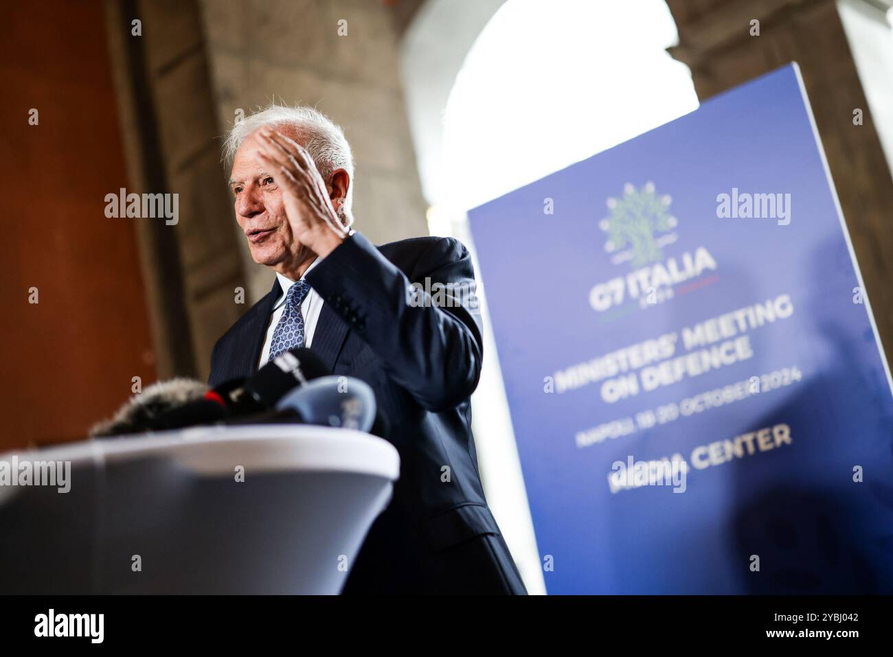 Napoli, Italie. 19 octobre 2024. Josep Borrell, Haut Représentant de l'Union européenne pour les affaires étrangères et la politique de sécurité, s'entretient avec un journaliste lors de la réunion des ministres du G7 sur la défense à Naples, Italie, le 19 octobre 2024 photo Alessandro Garofalo /LaPresse crédit : LaPresse/Alamy Live News Banque D'Images