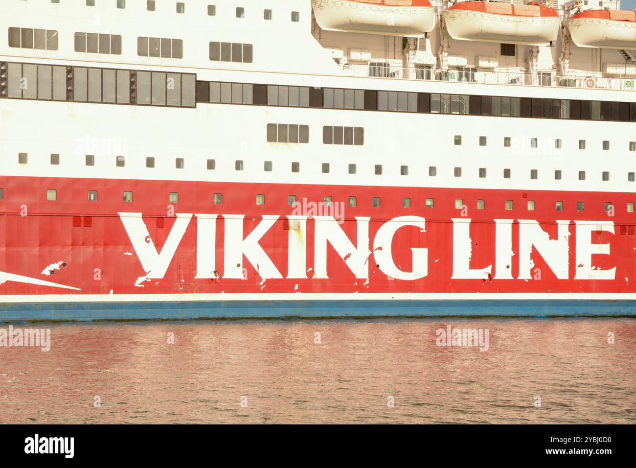 Panneau Viking Line peint sur le côté du paquebot de croisière. Ce panneau a été endommagé par les intempéries et montre des signes d'usure. Banque D'Images