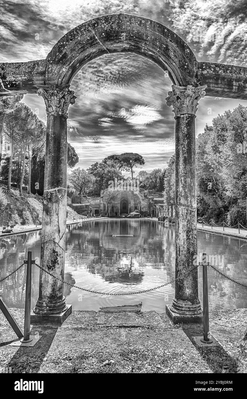 L'ancien appelé piscine, entouré par Canopus sculptures grecques de l'établissement Villa Adriana (la Villa d'Hadrien), Tivoli, Italie Banque D'Images