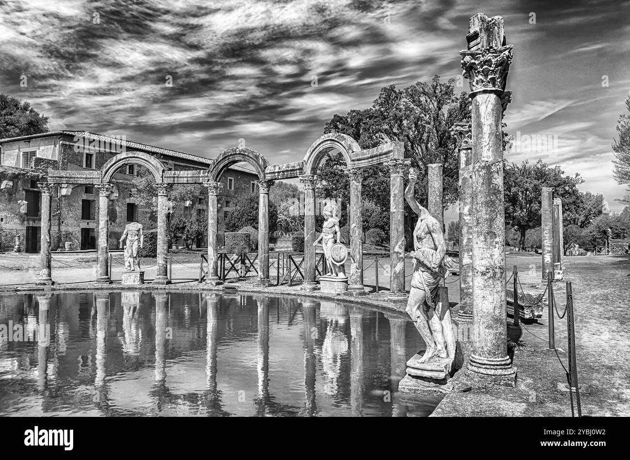 L'ancien appelé piscine, entouré par Canopus sculptures grecques de l'établissement Villa Adriana (la Villa d'Hadrien), Tivoli, Italie Banque D'Images
