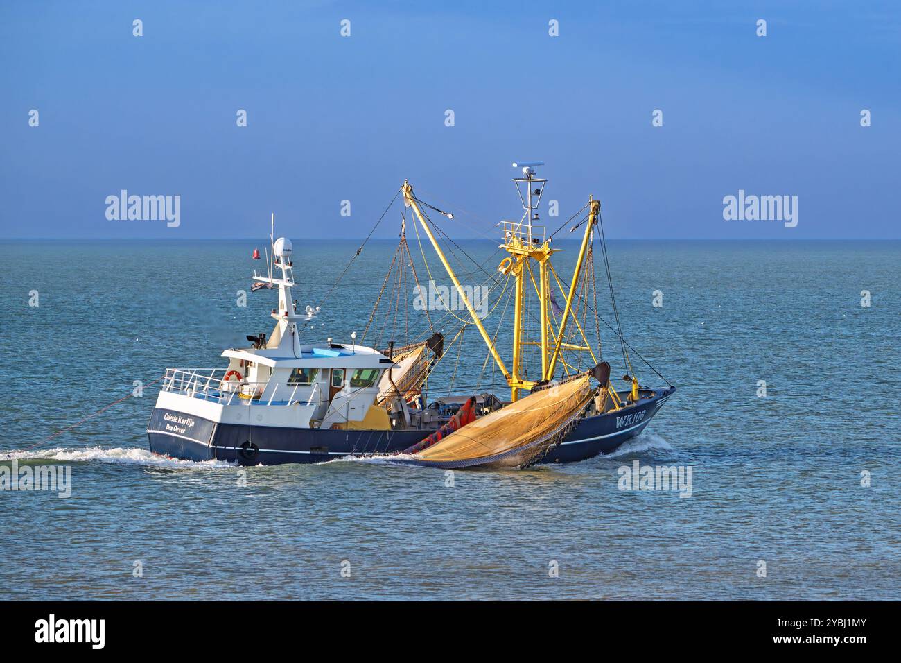 Pêche chalutier crevettier néerlandais Celeste Karlijn WR106, chalutage à perche le long de la côte de la mer du Nord en Zélande, pays-Bas Banque D'Images
