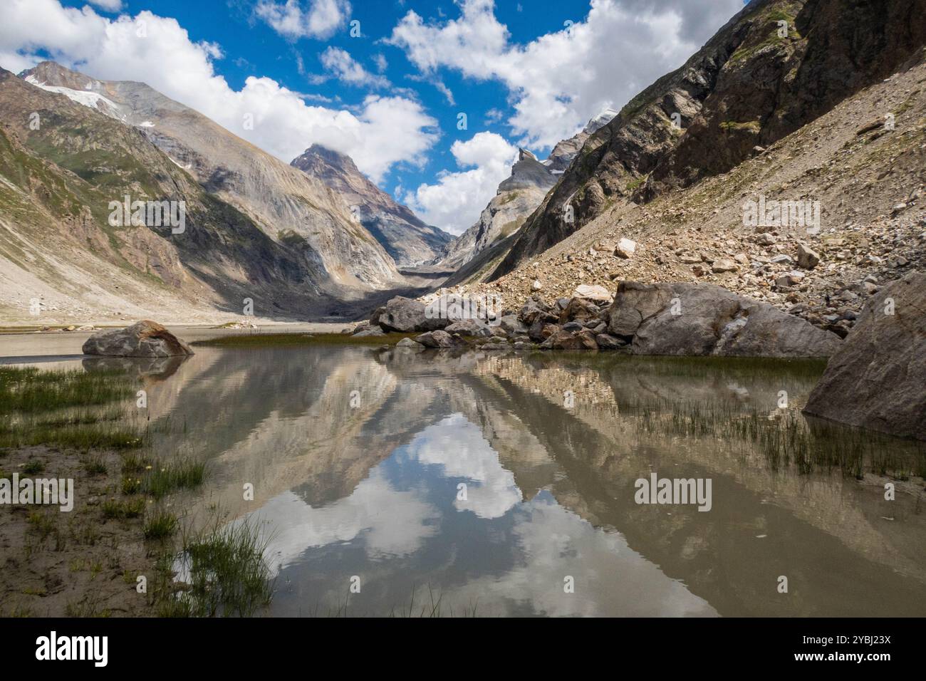 Vue imprenable dans la belle vallée de Warwan, Pir Panjal Range, Cachemire, Inde Banque D'Images