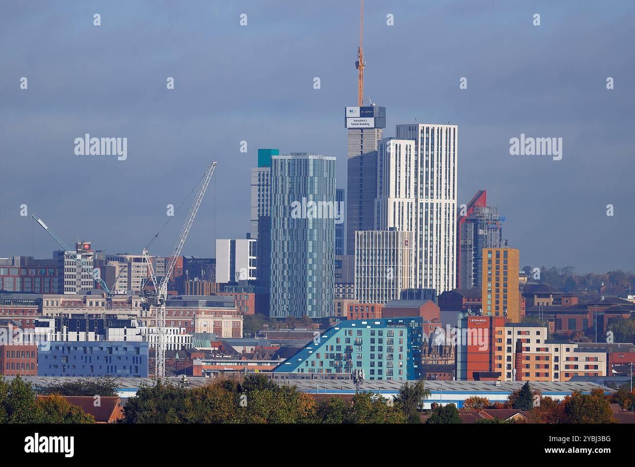 Vue sur les grands bâtiments du quartier Arena dans le centre-ville de Leeds. Cirrus House est en construction et sera le plus haut bâtiment du Yorkshire à 135m. Banque D'Images