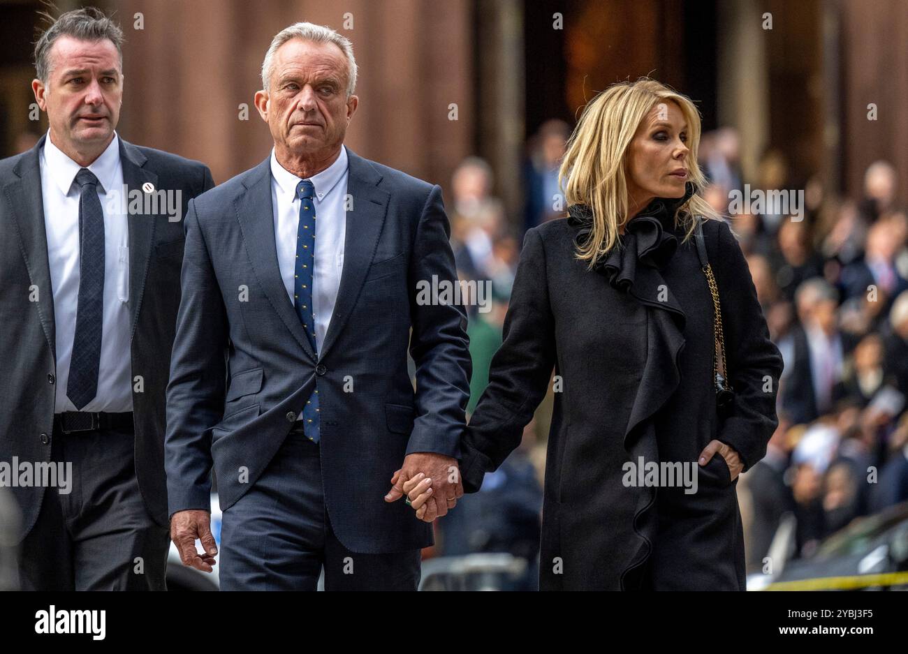 New York. 16 octobre 2024. Robert F. Kennedy Jr. tient la main à son épouse, l'actrice Cheryl Hines alors qu'ils quittent les funérailles de sa mère, Ethel Kennedy, à la cathédrale de Matthieu l'Apôtre à Washington, DC le mercredi 16 octobre 2024. Crédit : Daniel Heuer/CNP pour NY Post (RESTRICTION : PAS DE COURRIER QUOTIDIEN. AUCUN journal de New York ou du New Jersey ni aucun journal dans un rayon de 75 milles autour de New York.) Crédit : dpa/Alamy Live News Banque D'Images