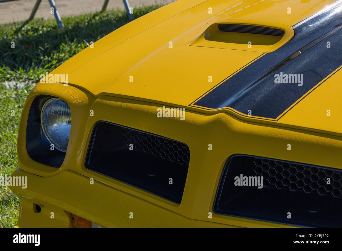 Vue rapprochée d'une TRANS AM pontiac Firebird jaune, soulignant son design emblématique et sa présence puissante Banque D'Images