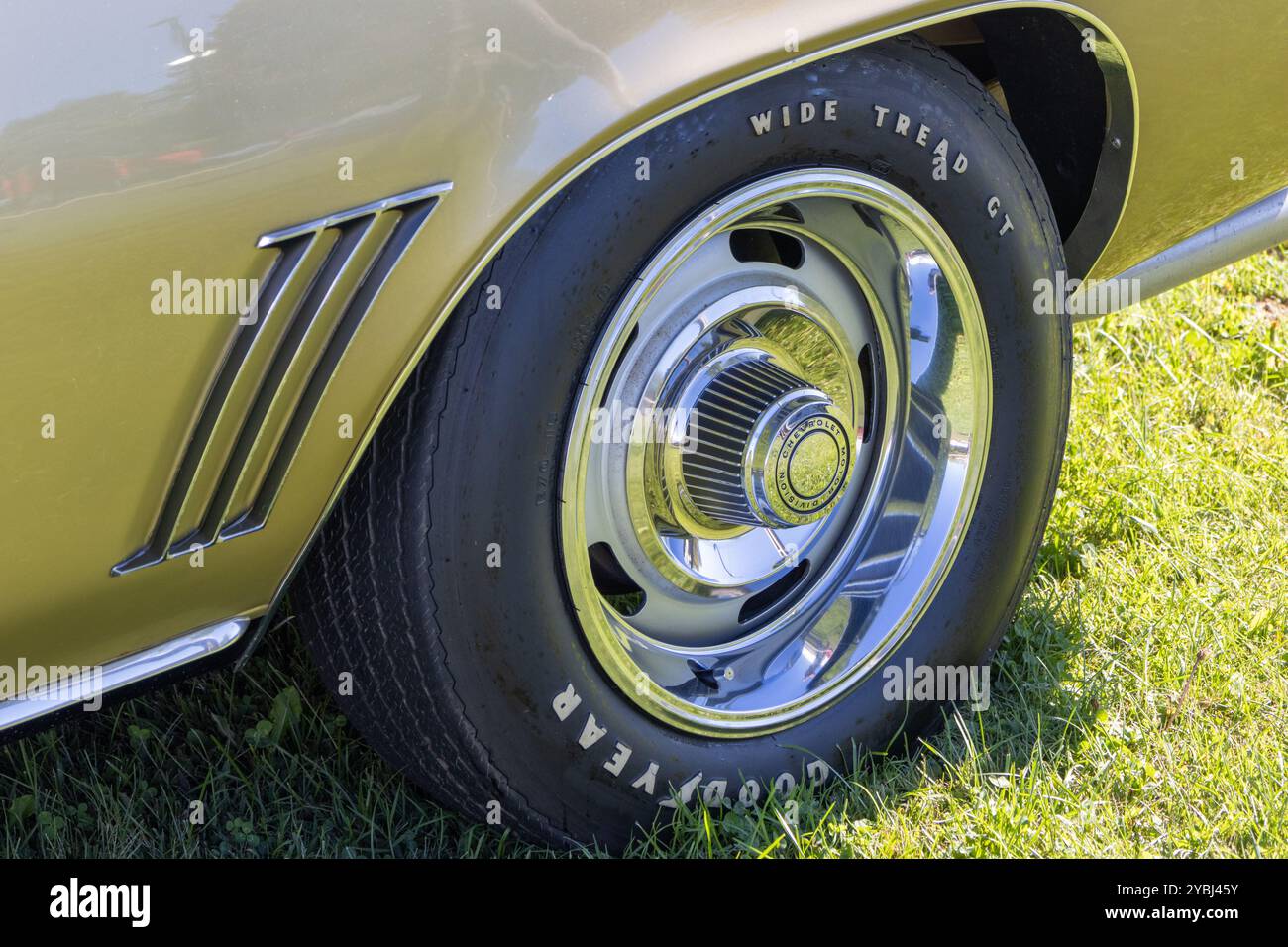 Gros plan d'une chevrolet camaro z28 montrant une roue chromée et un pneu goodyear large bande de roulement GT Banque D'Images