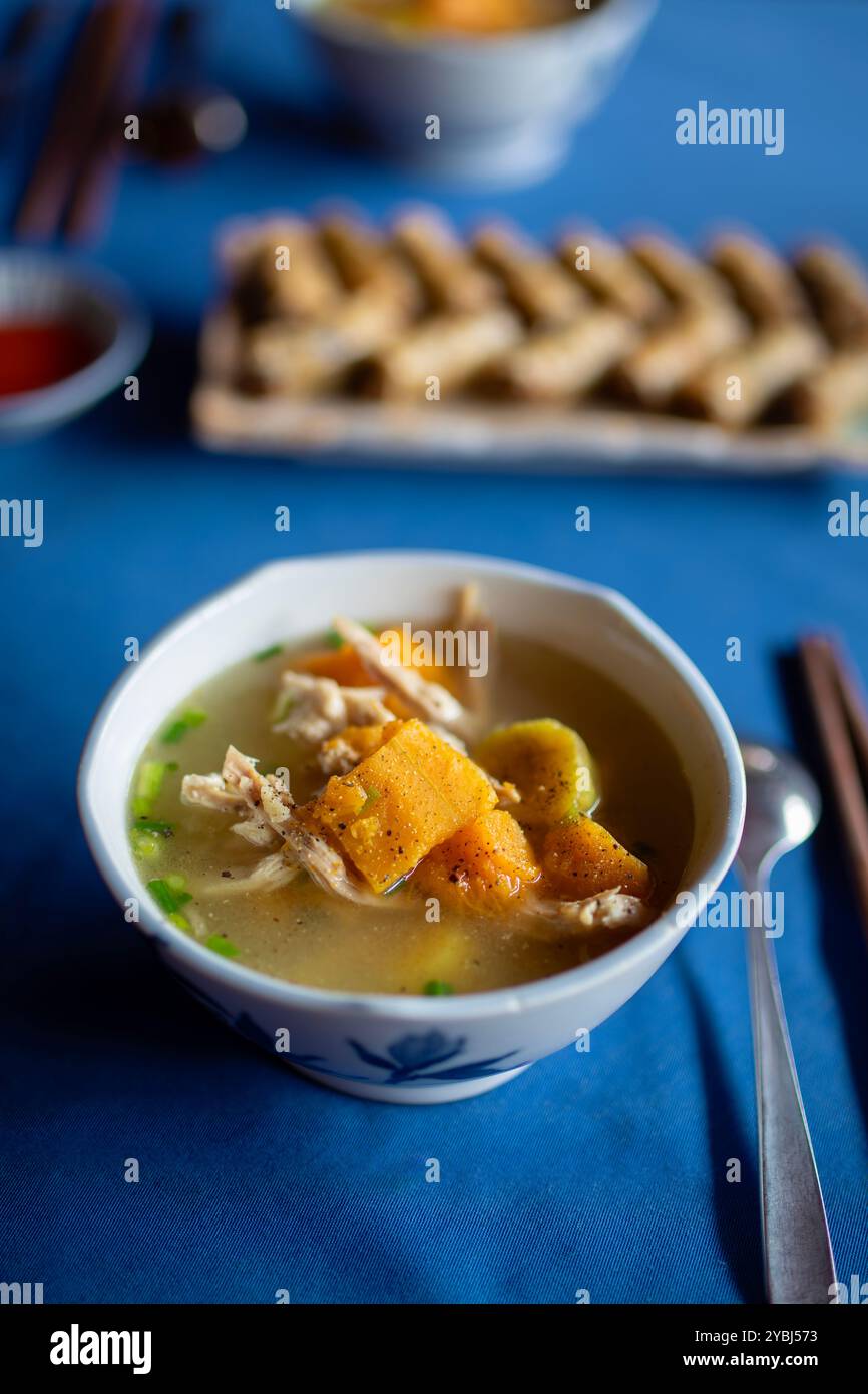 Focus sélectif sur la soupe chaude avec poulet et citrouille servis dans un bol. Nourriture savoureuse au Vietnam. Banque D'Images
