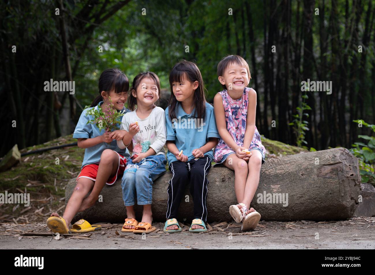 28 septembre 2023 : les enfants de la province de Cao Bang, au Vietnam, s’amusent avec leurs amis Banque D'Images