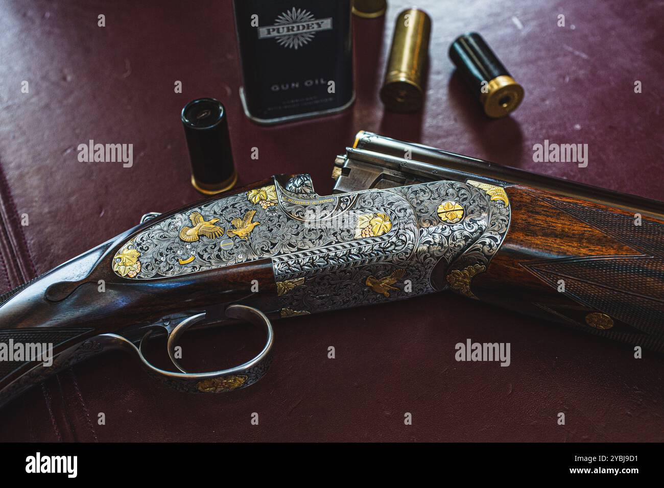 Fusil de chasse avec cartouches sur la table au James Purdey & sons Gun Shop, Mayfair, Londres, Angleterre Banque D'Images