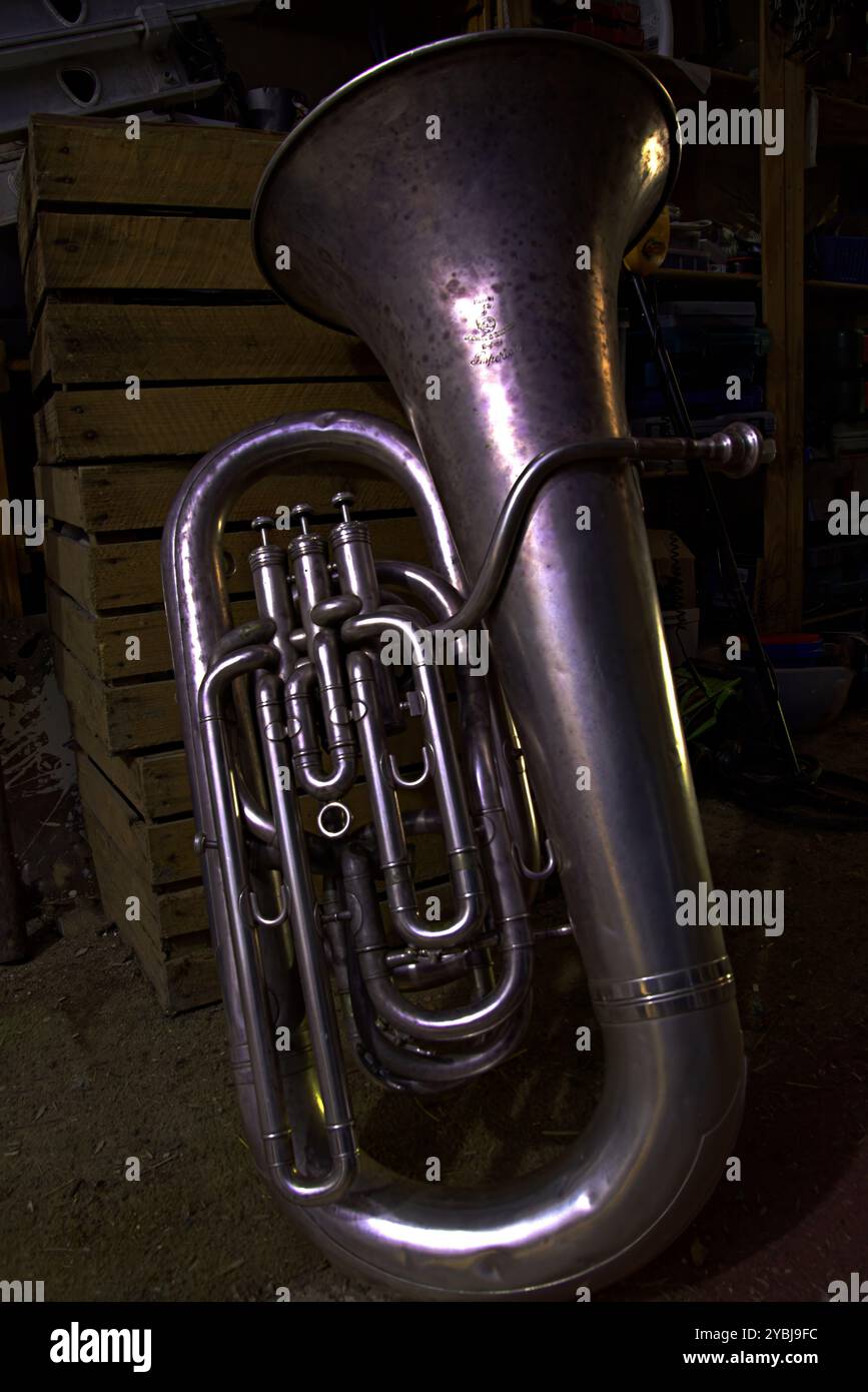 Vieux tuba dans un hangar sombre Banque D'Images
