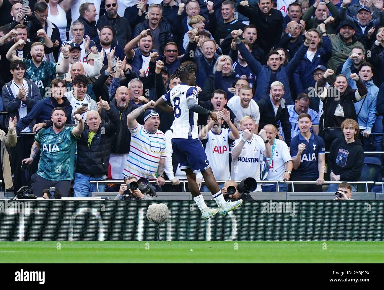 Yves Bissouma de Tottenham Hotspur célèbre avoir marqué le deuxième but de son équipe lors du match de premier League au Tottenham Hotspur Stadium, à Londres. Date de la photo : samedi 19 octobre 2024. Banque D'Images