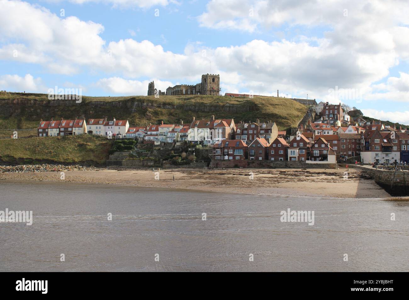 Vue sur la rivière Esk jusqu’à l’abbaye de Whitby et l’église St Mary Banque D'Images