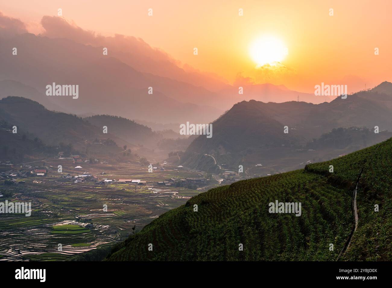 Chaîne de montagnes et rizières en terrasses dans la vallée au coucher du soleil. Sa Pa dans la province de Lao Cai, Vietnam. Banque D'Images