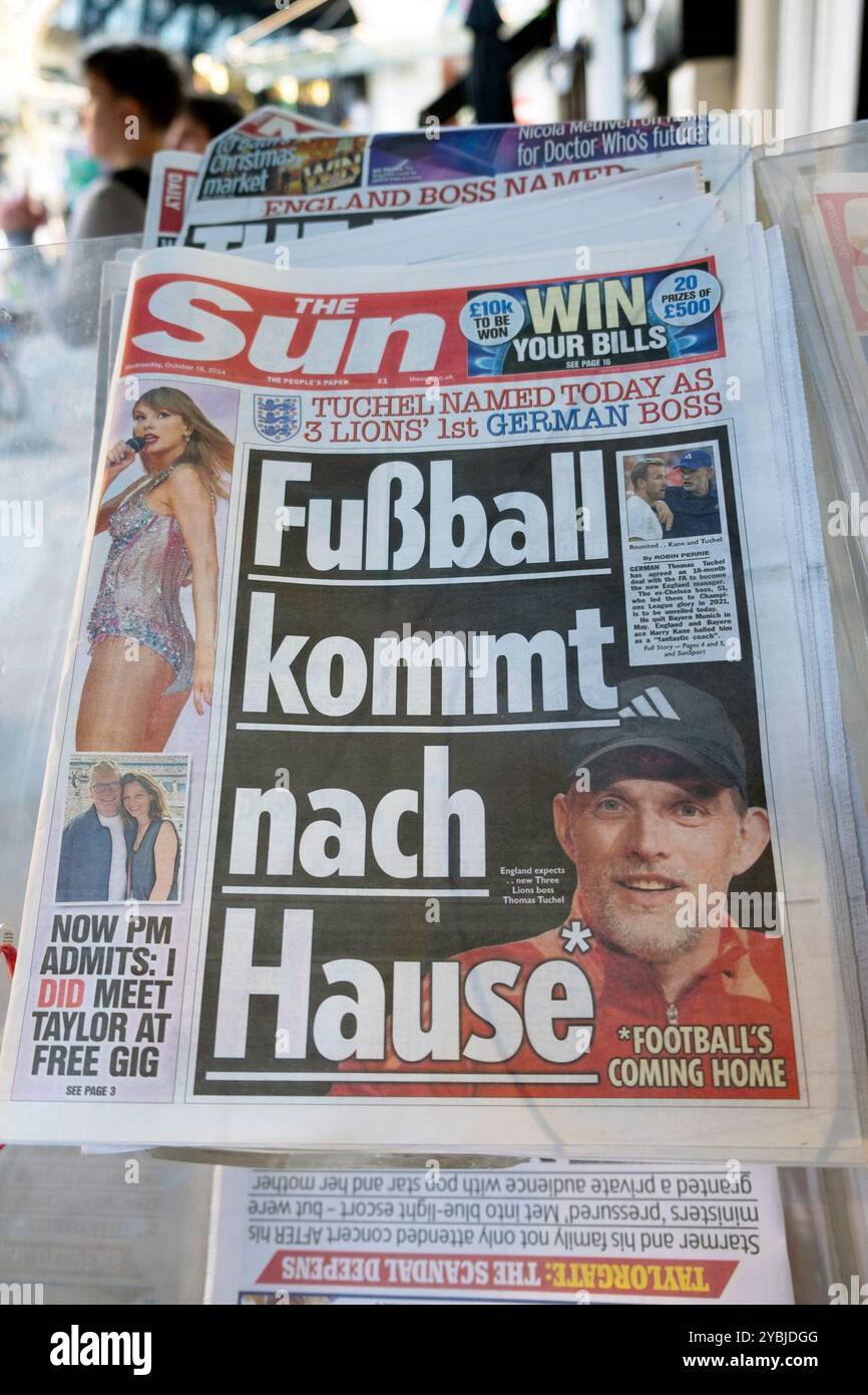 'Fußball kommt nach Haus' le journal The Sun titre première page de l'équipe d'Angleterre de football entraîneur allemand Thomas Tuchel article 16 octobre 2024 Londres Royaume-Uni Banque D'Images