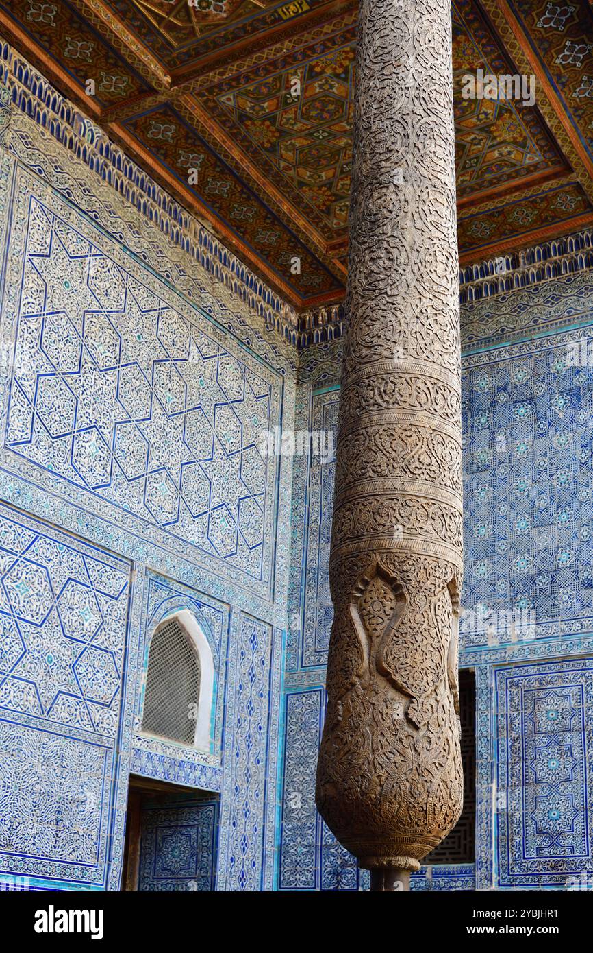 Magnifique pilier en bois sculpté ancien. Palais khan également connu sous le nom de Tosh Hovli ou palais Tash Khauli. Khiva. Ouzbékistan Banque D'Images