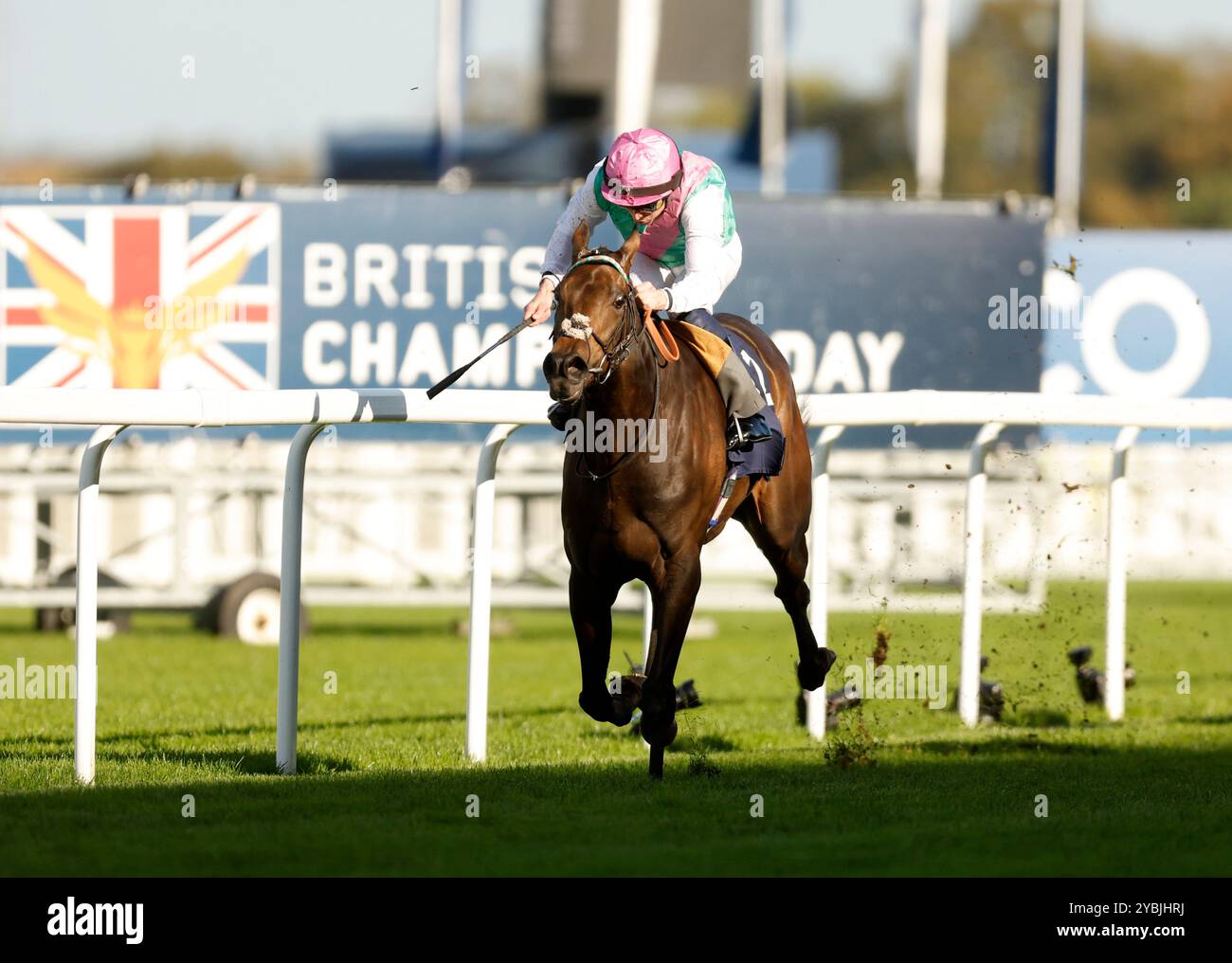 Kalpana piloté par William Buick remporte le Qipco British Champions Fillies & Mares Stakes lors de la QIPCO British Champions Day à Ascot Racecourse, Berkshire. Date de la photo : samedi 19 octobre 2024. Banque D'Images