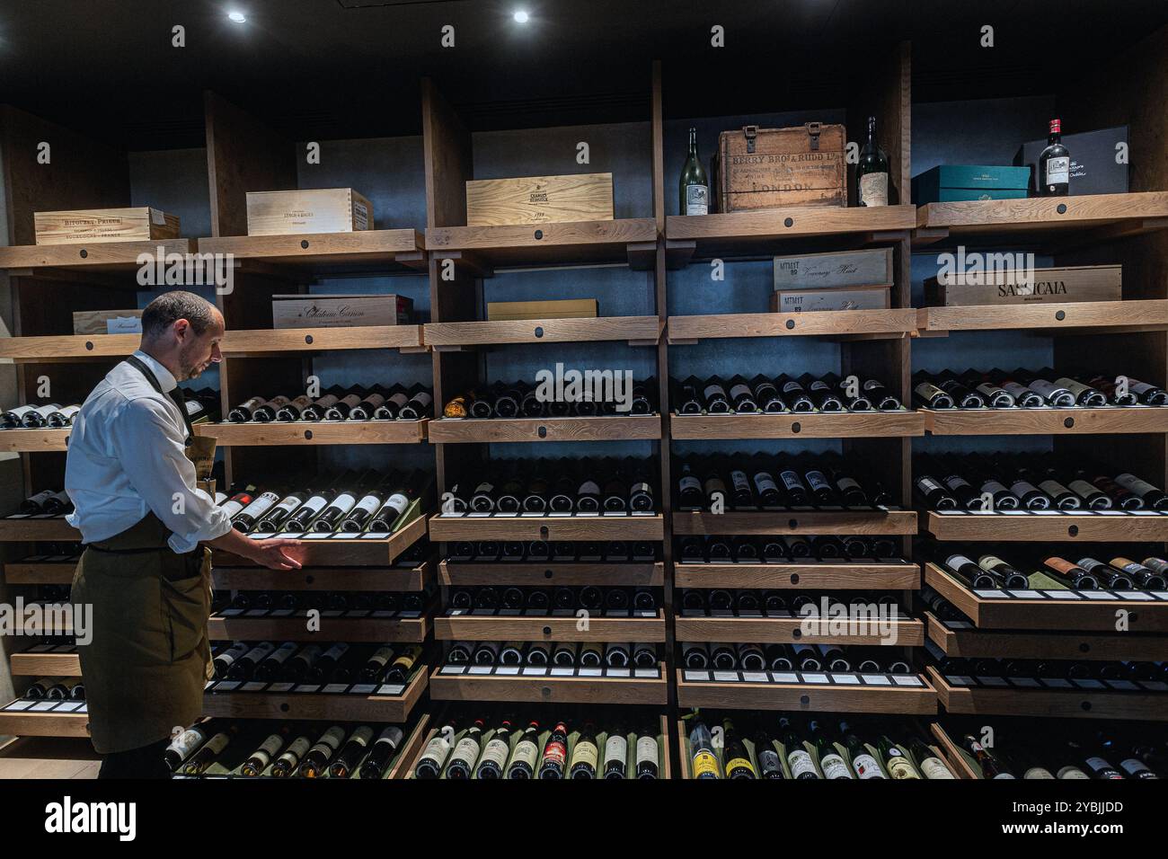 Intérieur du magasin de vin Berry Bros & Rudd avec des vitrines et des casiers à vin sur Pall Mall, Londres , Royaume-Uni . Banque D'Images