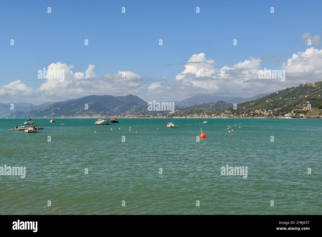 Vue de la baie des contes de fées dans la Riviera italienne avec des bateaux ancrés et la côte en arrière-plan, Sestri Levante, Gênes, Ligurie, Italie Banque D'Images