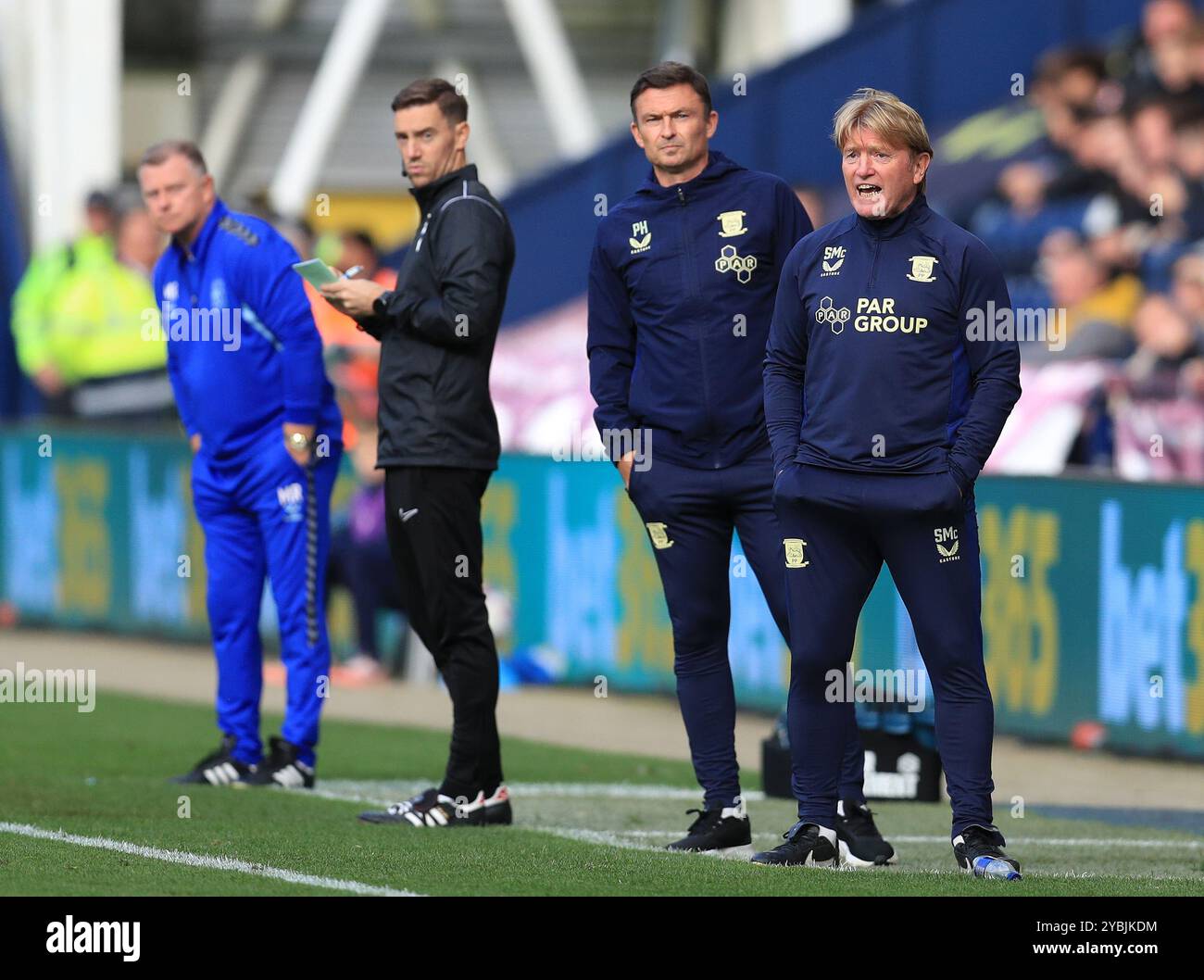 Deepdale, Preston, Royaume-Uni. 19 octobre 2024. EFL Championship Football, Preston North End contre Coventry City ; Stuart McCall, assistant manager de Preston, suit l'action depuis la ligne de touche Credit : action plus Sports/Alamy Live News Banque D'Images