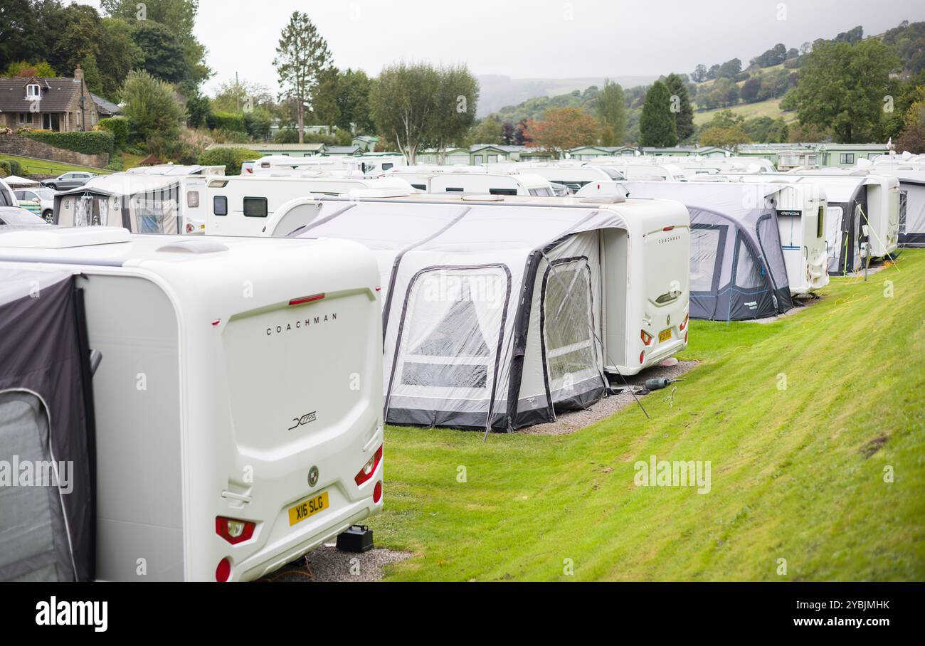 Yorkshire Dales, Royaume-Uni - 15 septembre 2024. Rangée de caravanes sur un emplacement de caravanes à Pateley Bridge, Nidderdale, North Yorkshire, Royaume-Uni Banque D'Images