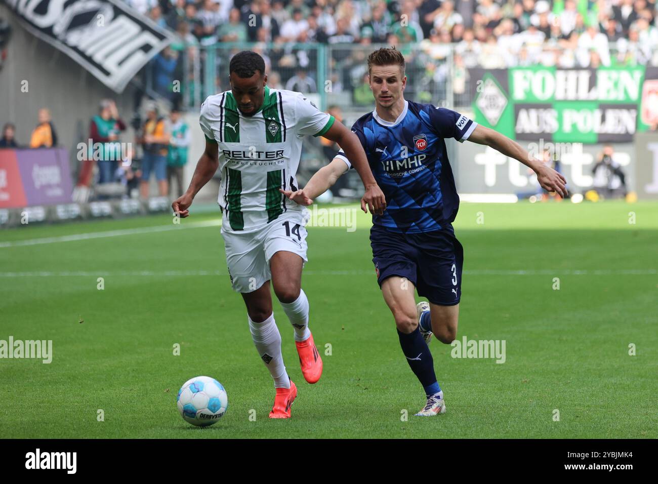 KAMPF um den Ball / Zweikampf zwischen Alassane Plea (Borussia Moenchengladbach, #14) und Jan Schoeppner (1. FC Heidenheim, #3) Borussia Moenchengladbach gegen 1. FC Heidenheim, Fussball, 1.Liga, 7.Spieltag, Spielzeit 2024/2025, 19.10.2024 LA RÉGLEMENTATION du LDF INTERDIT TOUTE UTILISATION DE PHOTOGRAPHIES COMME SÉQUENCES D'IMAGES ET/OU QUASI-VIDÉO Foto : Eibner-Pressefoto/Frank Zeising Banque D'Images