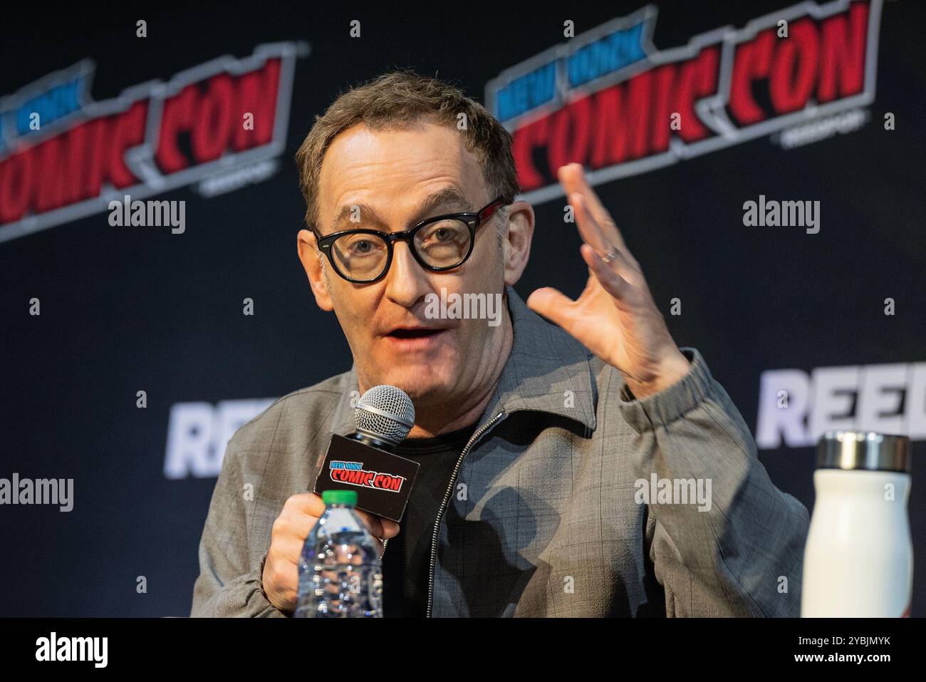 New York, États-Unis. 18 octobre 2024. Tom Kenny prend la parole sur scène au SpongeBob SquarePants 25th Anniversary Celebration panel pendant la New York Comic Con au Jacob Javits Center (photo de Lev Radin/Pacific Press) crédit : Pacific Press Media production Corp./Alamy Live News Banque D'Images