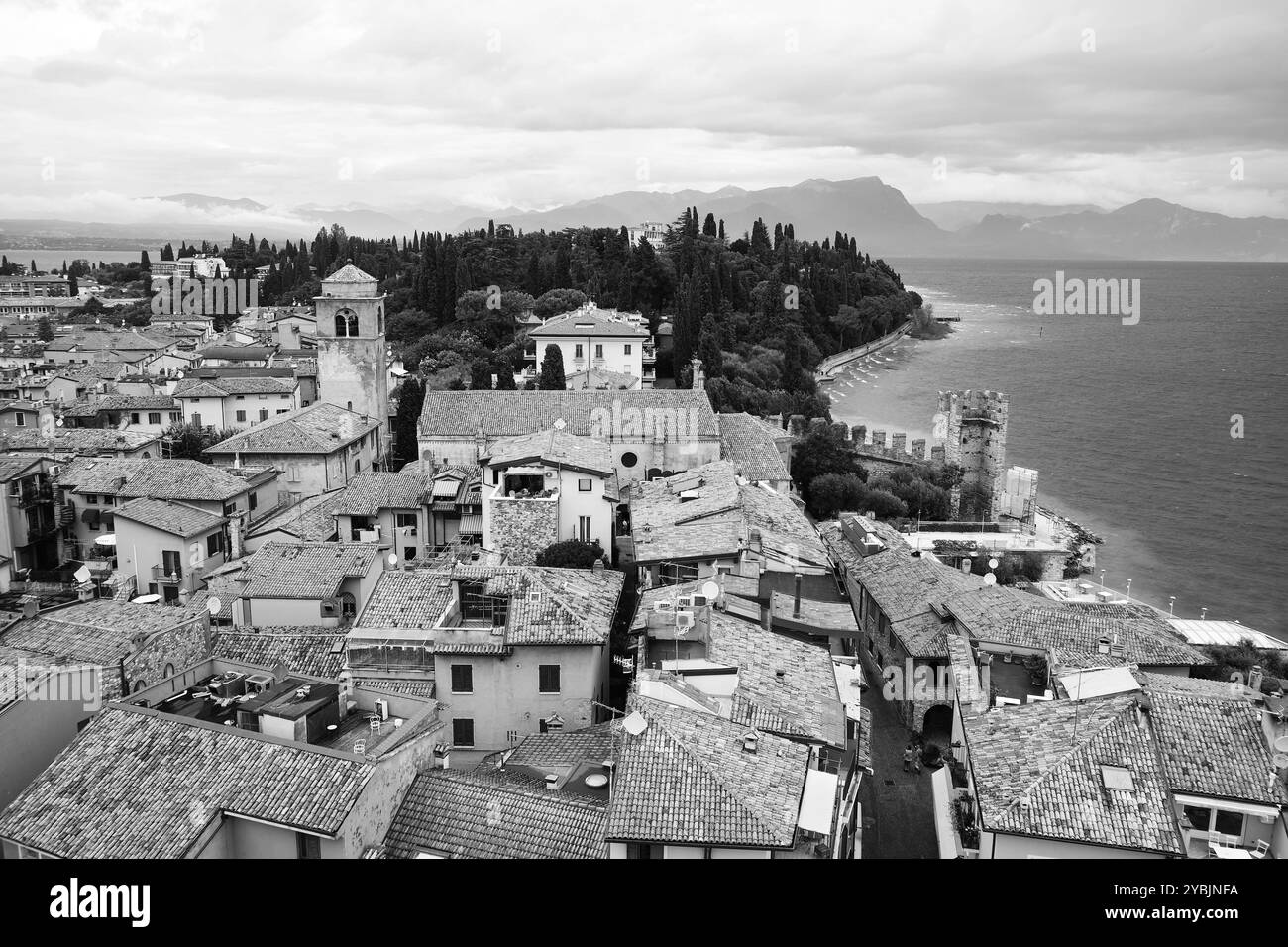 Toits de Sirmione, rive du lac de Garde, Lombardie, Italie. Vue depuis les murs de la forteresse du Castello Scaligero di Sirmione. Image en noir et blanc. Banque D'Images