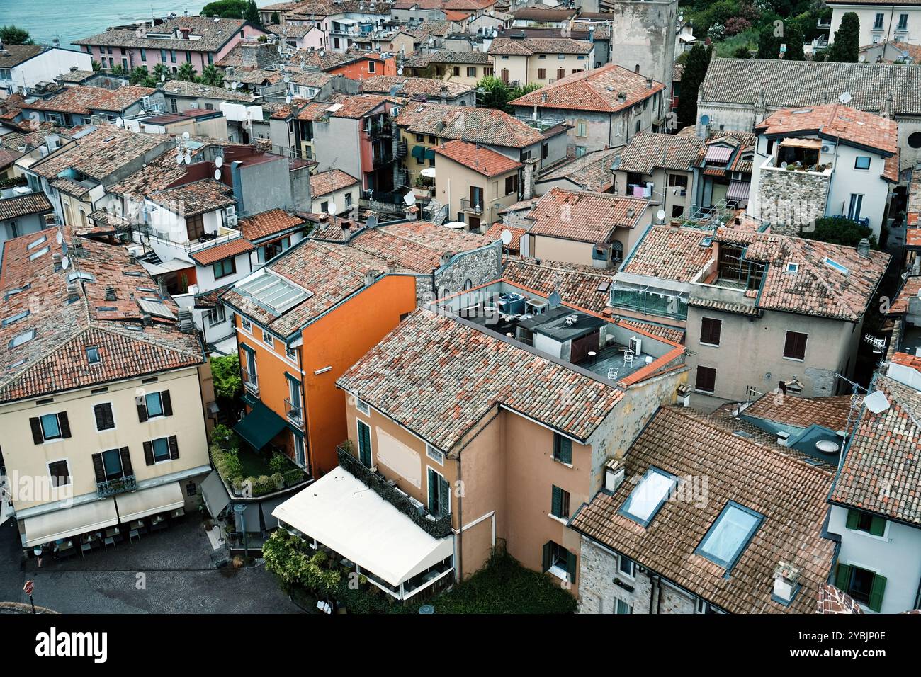Toits de Sirmione, sur les rives du lac de Garde, Lombardie, Italie. Vue depuis les murs de la forteresse du château (Castello Scaligero di Sirmione). Banque D'Images