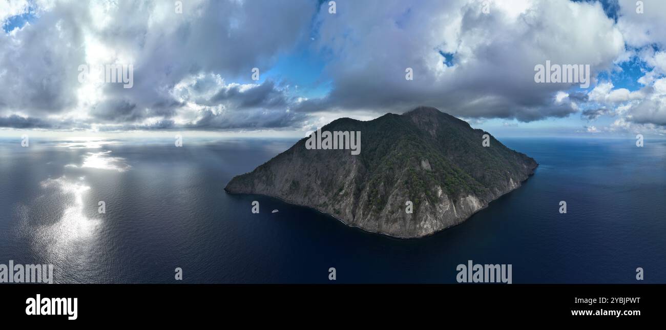 L'île reculée et volcaniquement active de Komba se trouve à environ 70 km au nord de l'île de Lembata, dans les petites îles Sunda d'Indonésie. Banque D'Images