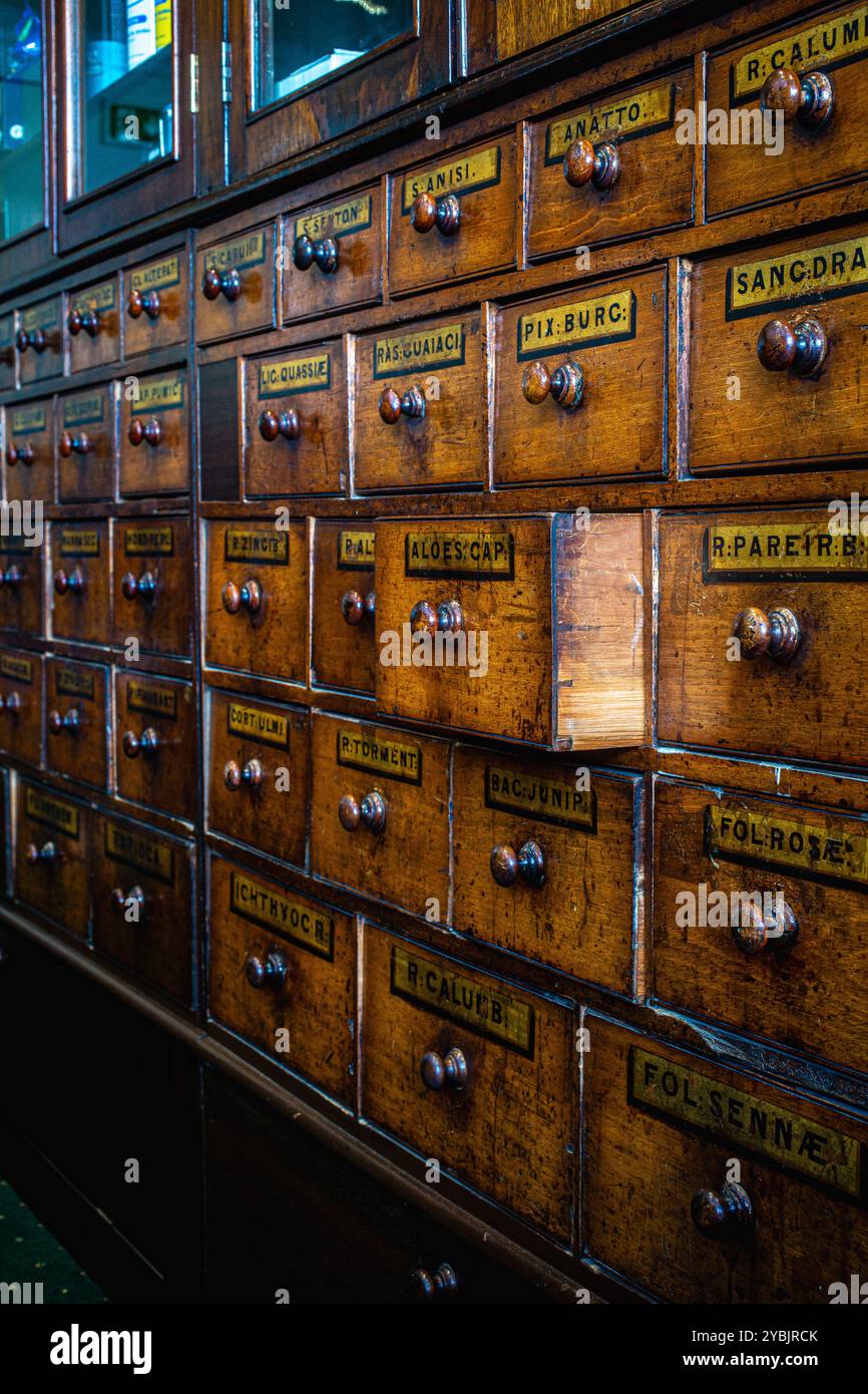 Tiroirs pharmacie Vintage Banque D'Images
