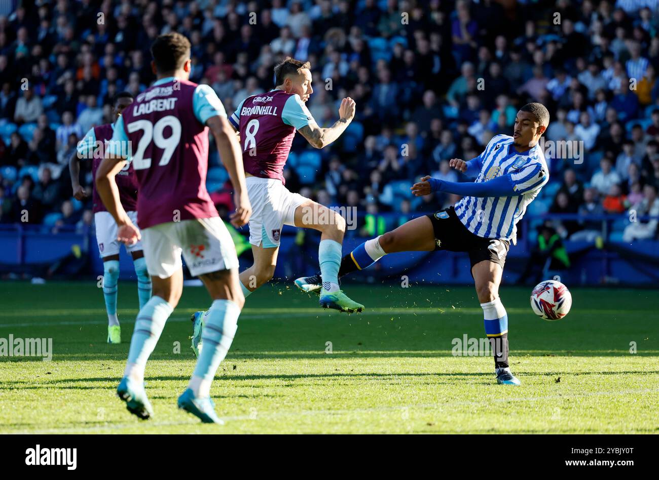 Josh Brownhill de Burnley (deuxième à droite) marque son deuxième but du match lors du Sky Bet Championship match au Hillsborough Stadium, Sheffield. Date de la photo : samedi 19 octobre 2024. Banque D'Images