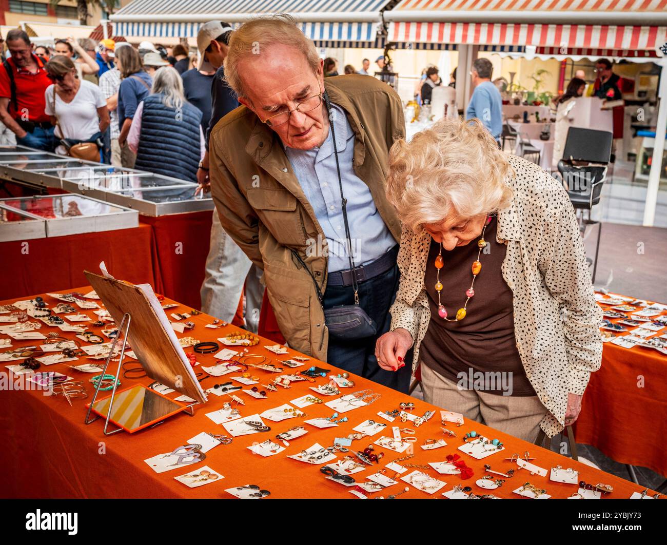 Un couple de personnes âgées faisant du shopping dans le marché des antiquités du cours Saleya, Nice, France Banque D'Images