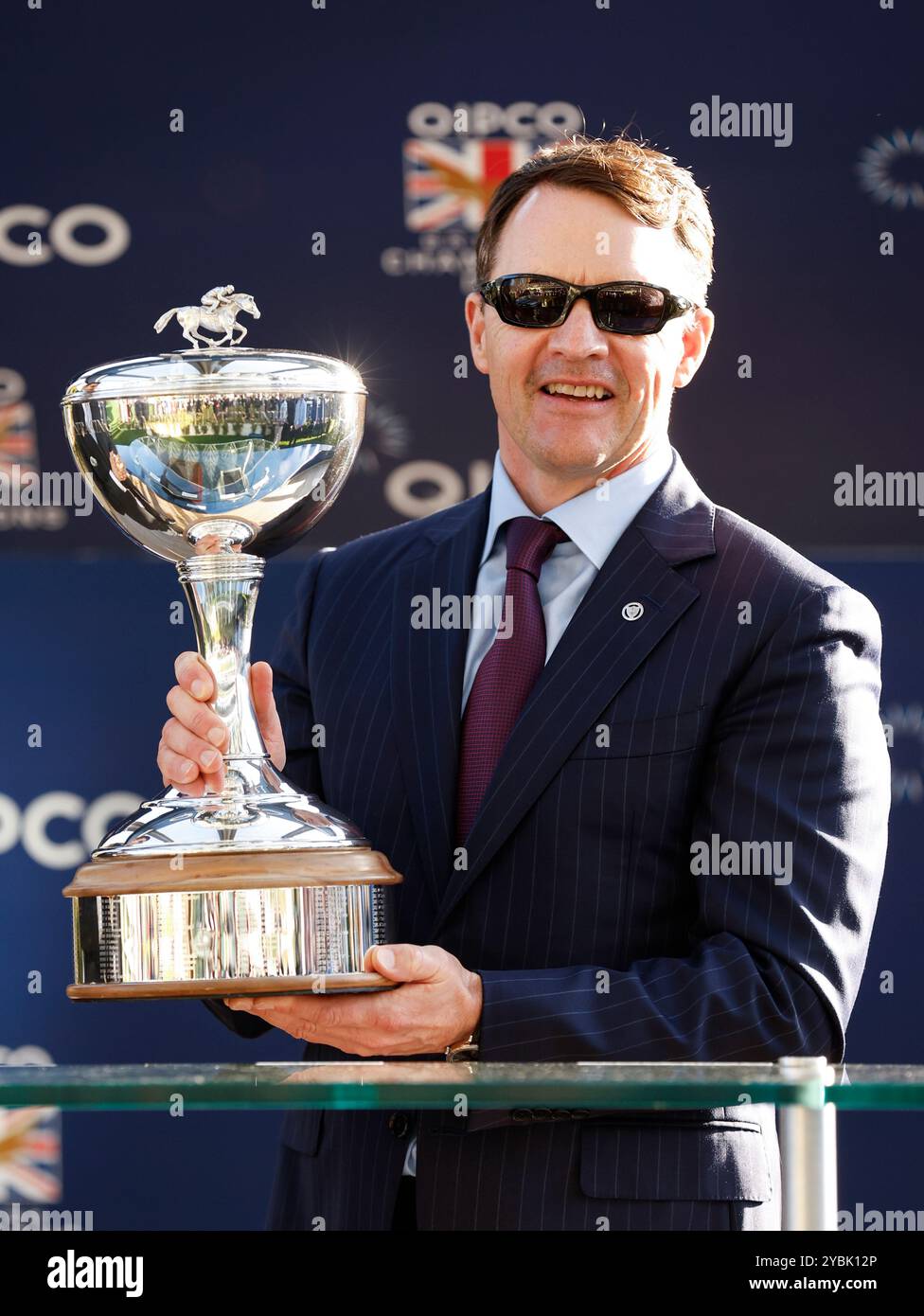 Aidan O'Brien avec le trophée d'entraîneur champion lors de la Journée des champions britanniques QIPCO à l'hippodrome d'Ascot, Berkshire. Date de la photo : samedi 19 octobre 2024. Banque D'Images